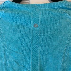 Sport top nice blue color in good condition-
